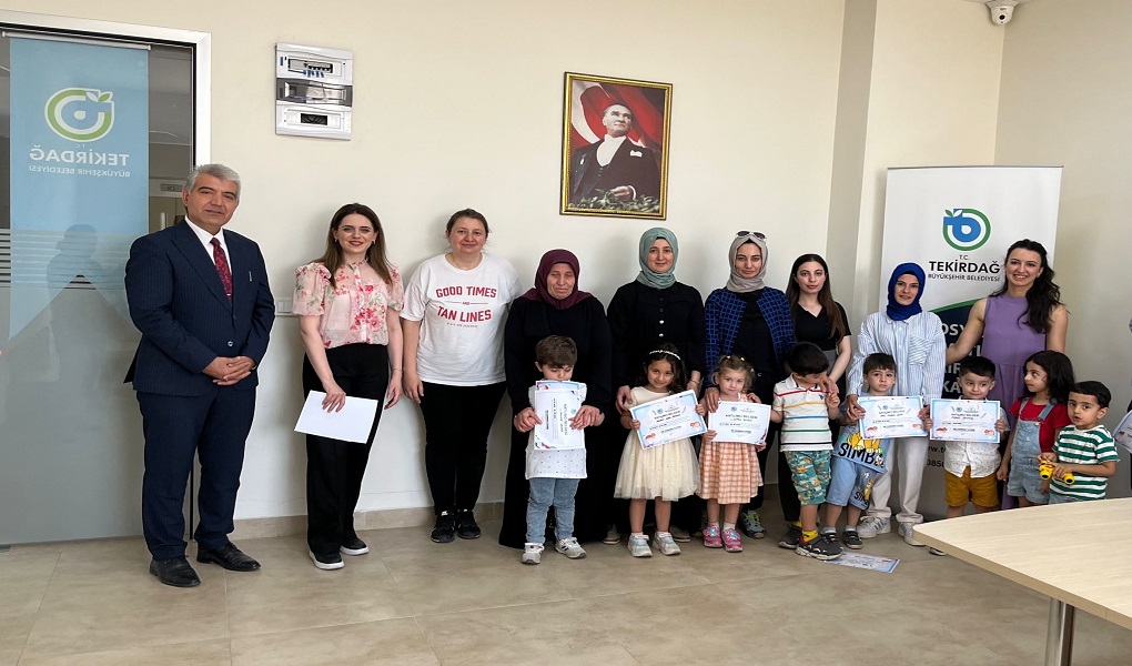 Atölye belgeleri verildi Kadın Çalışmaları Atölyelerinde katılımcılar iletişim, haklar, toplumsal