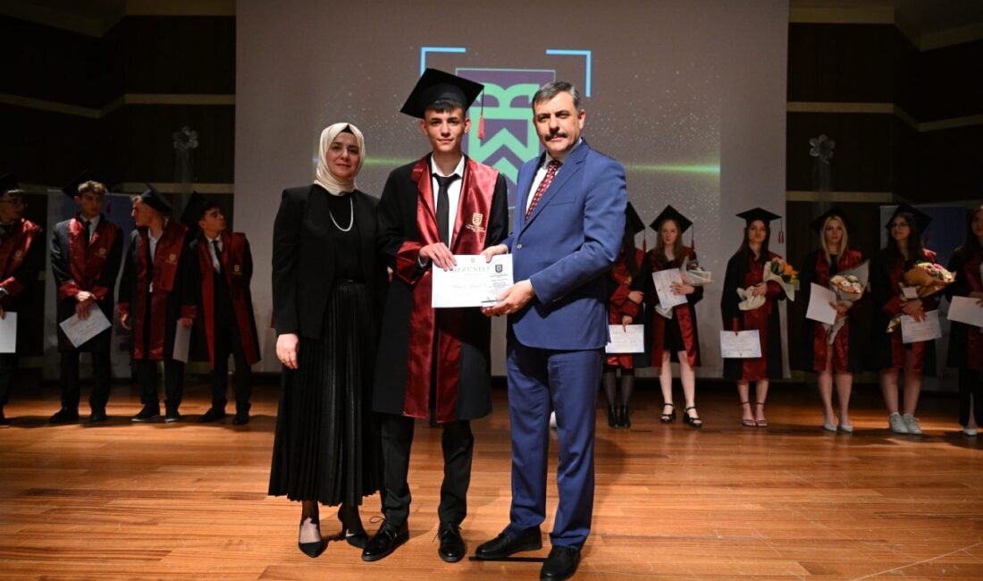 Hem vali hem veli olarak mezuniyet törenine katıldı Vali Çiftçi,