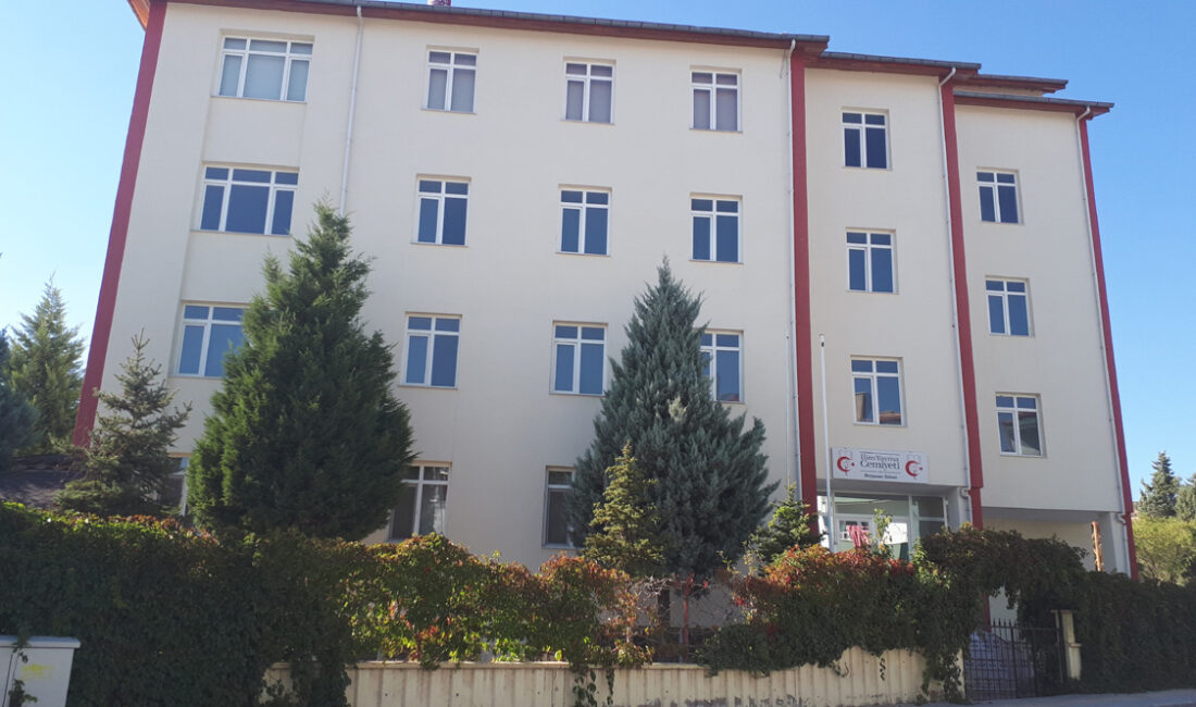 Kaçak yollardan Türkiye’ye girdiği belirlenen 12 Kişi sınır dışı edildi