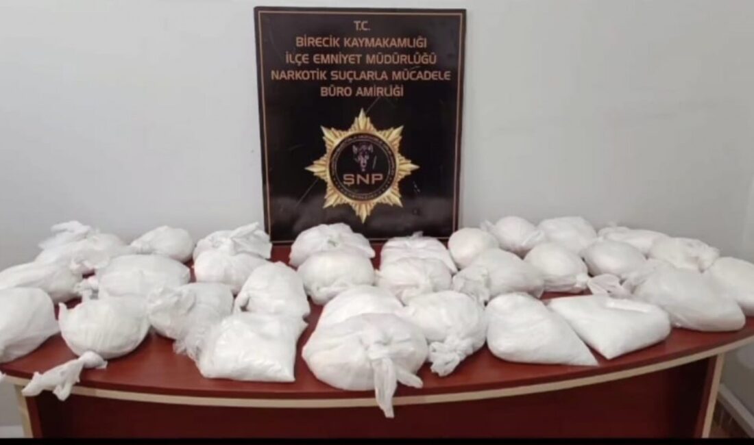   Şanlıurfa Valisi Hasan Şıldak, polis ekiplerinin durdurdukları bir
