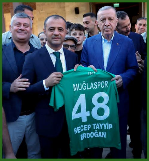   Görüşmede Başkan Kıyanç, Sayın Cumhurbaşkanı’na Muğlaspor formasını takdim ederek,