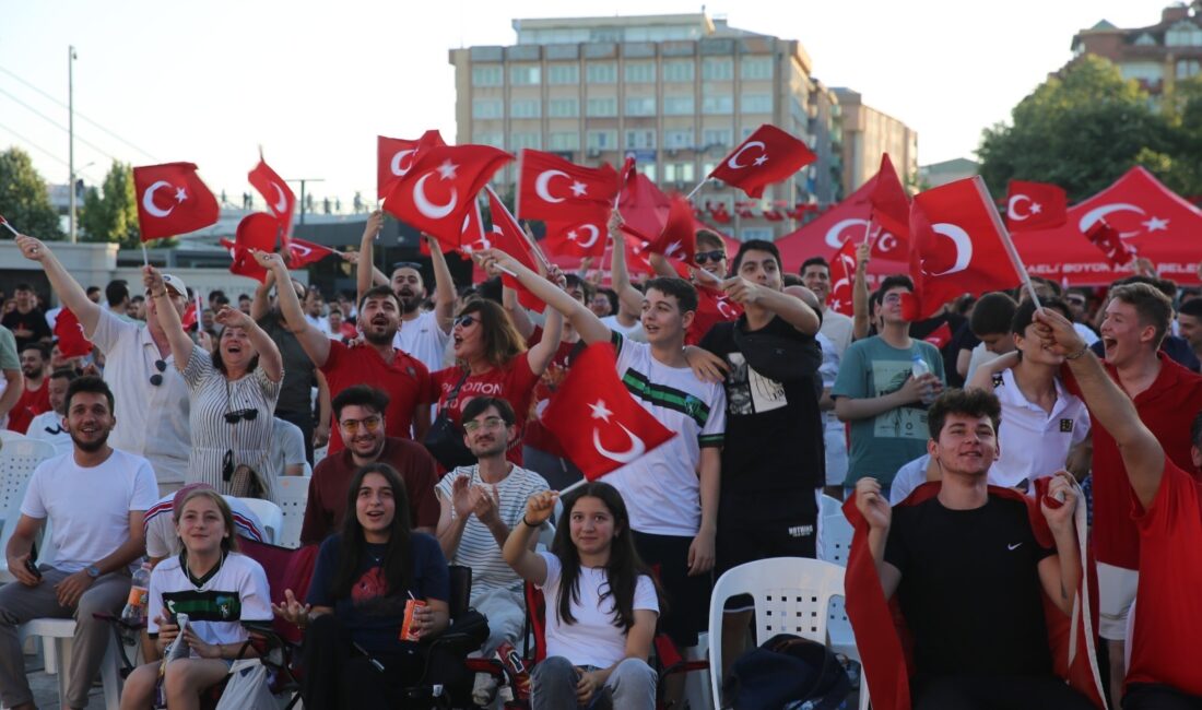   Kent Meydanında kurulan dev ekranda mili heyecanı izleyen