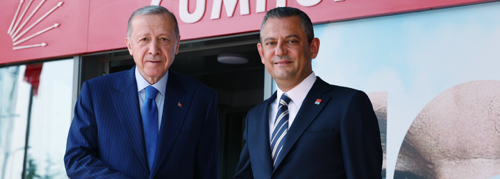   Gazetecilerin sorularını yanıtlayan Cumhuriyet Halk Partisi (CHP) Genel