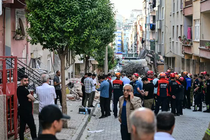   İstanbul Bahçelievler’de 7 katlı bir bina kısmen yıkıldı.