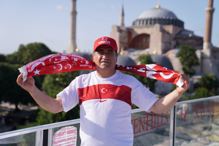   Türkücü Aydın Aydın Milli takım için marş yaparak
