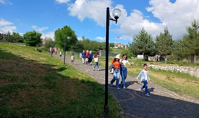   Ardahan’ın kültür tarihi sembollerinden Ardahan Kalesi, Kurban Bayramı’nda