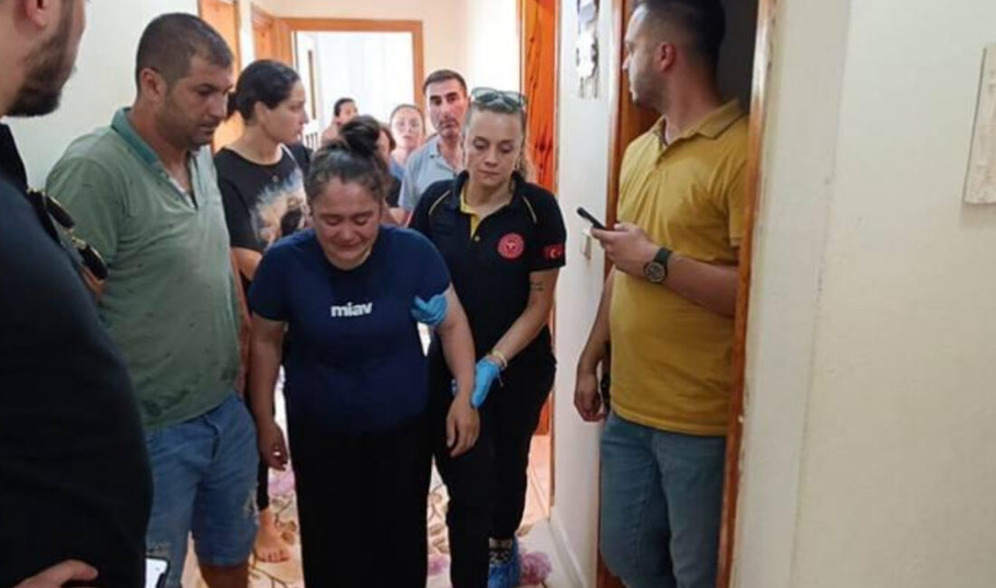   Manavgat ilçesinde kargocu olduğunu söyleyerek kapıyı açtırdığı genç