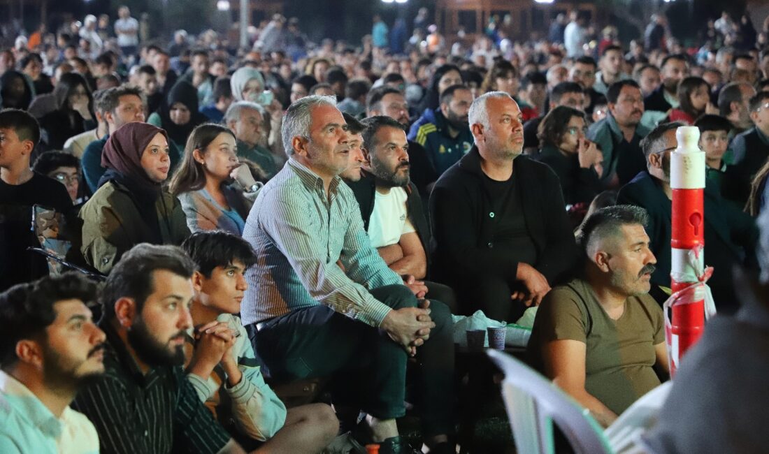   Turhal Belediyesi tarafından Millet Bahçesi’ne kurulan dev ekranla
