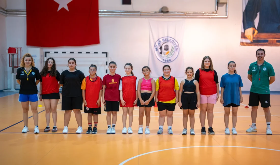 Yıldız kızlar salon futbolu ile tanıştı Spora ve sporcuya önem