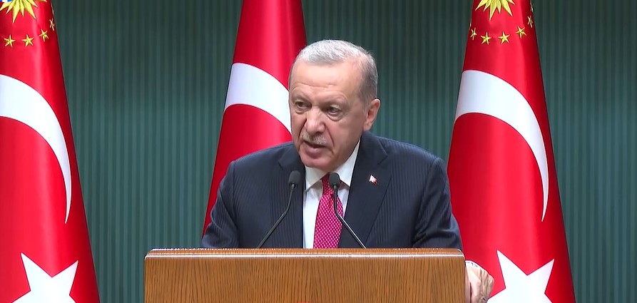 Türkiye’nin geçmişte yaşadığı sıkıntılara değinen Erdoğan, “Biz, sokaklar üzerinden kotarılan