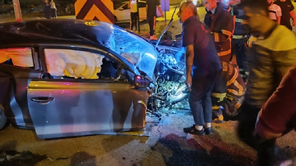   Batman’da kontrolünü kaybeden otomobil, trafik sinyalizasyon direğine çarptı.