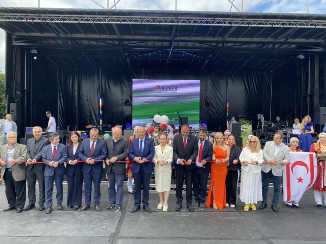 Cumhurbaşkanı Tatar, eşi Sibel Tatar ile birlikte katıldığı festivalin açılışını
