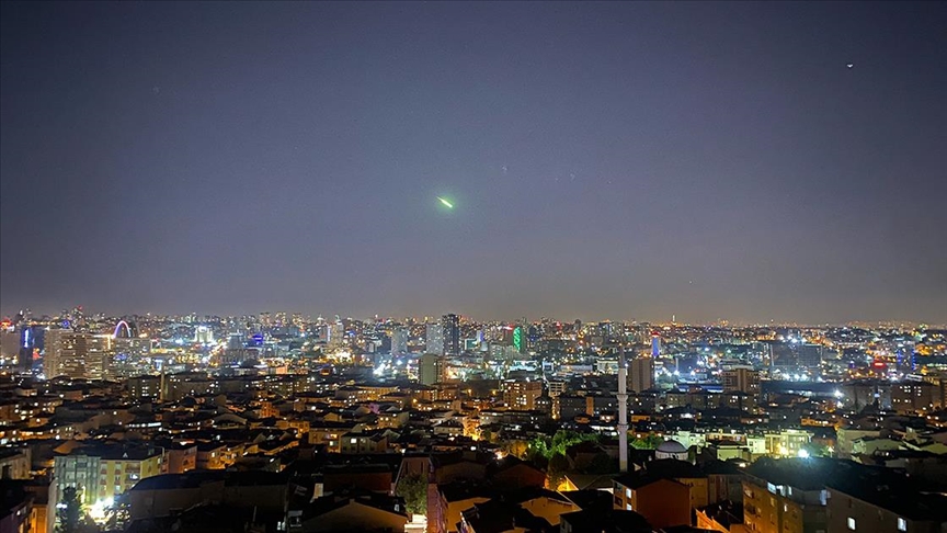   Türkiye’nin çeşitli yerlerinde, dün gece gökyüzünde görülen meteorun,