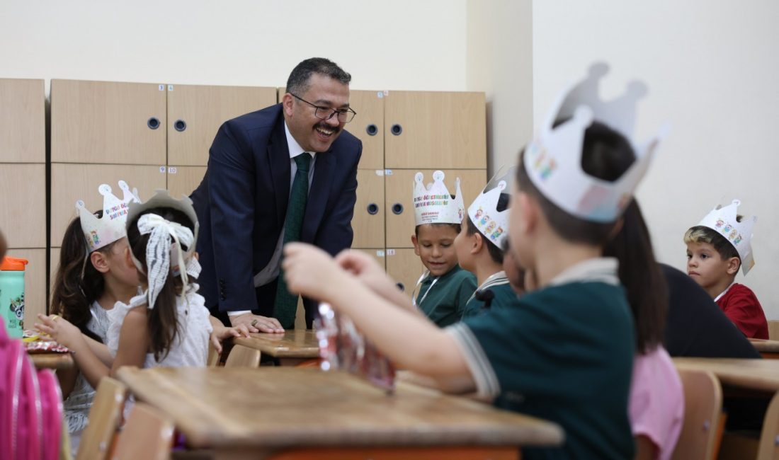   Iğdır Valisi Ercan Turan, Uyum Haftası kapsamında okula