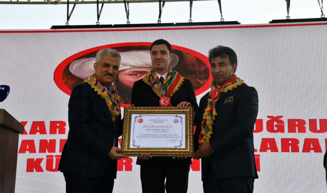   Karakeçili Belediye Başkanı Hüseyin Özçelik tarafından kendisine fahri hemşehrilik