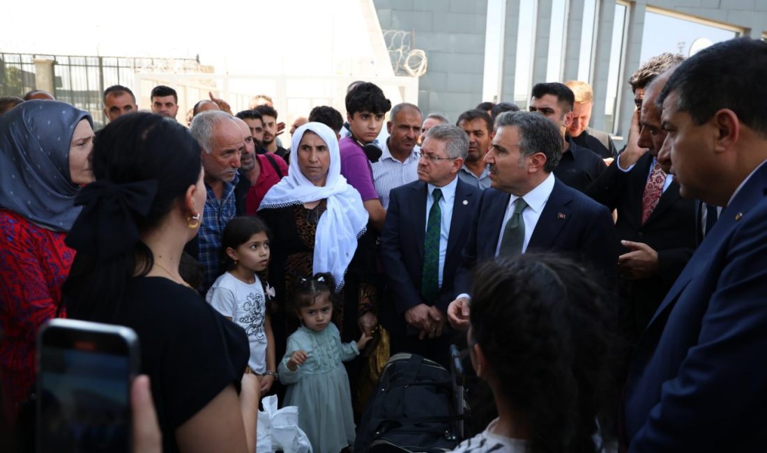   Şırnak Valisi Cevdet Atay, Habur Sınır Kapısında vatandaşlar