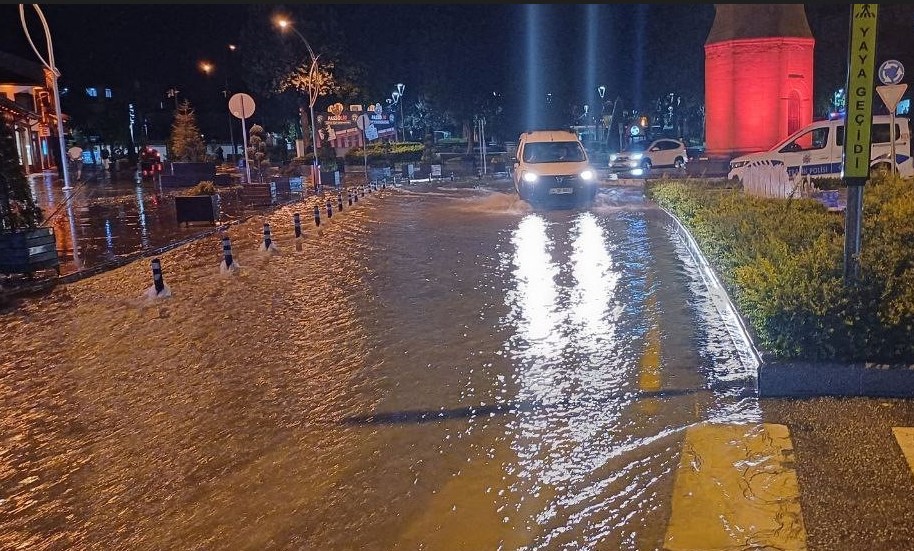   Çorum’un Alaca ilçesinde etkili olan sağanak yağış Alaca