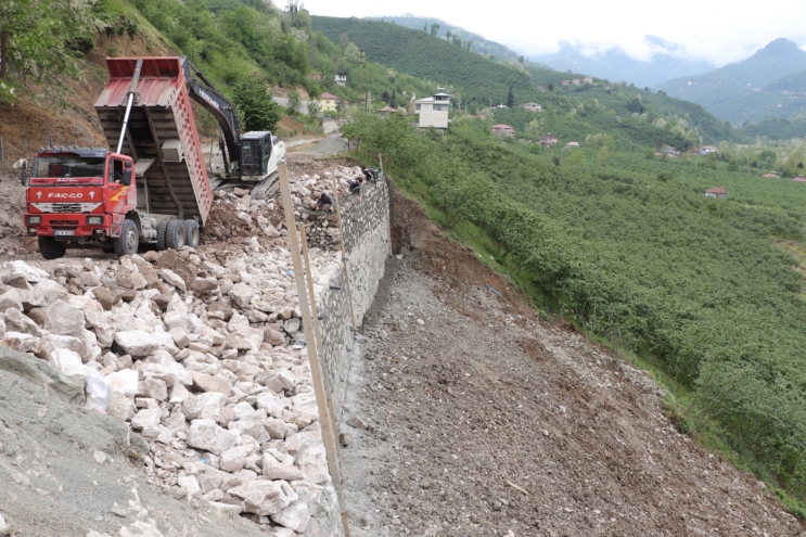   Ordu Büyükşehir Belediyesi il genelinde sürdürdüğü taş duvar