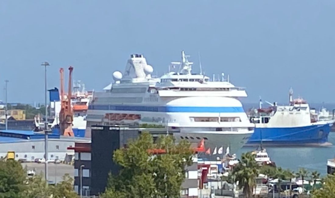   Rusya’nın Sochi şehrinden demir alan Astoria Grande Kruvaziyeri,