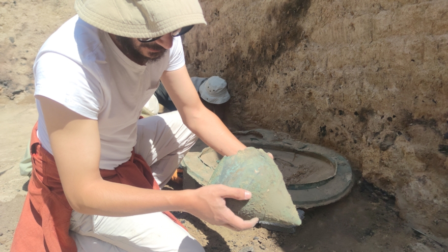 VAN-BHA Van’da 2 bin 700 yıllık 3 adet bronz kalkan