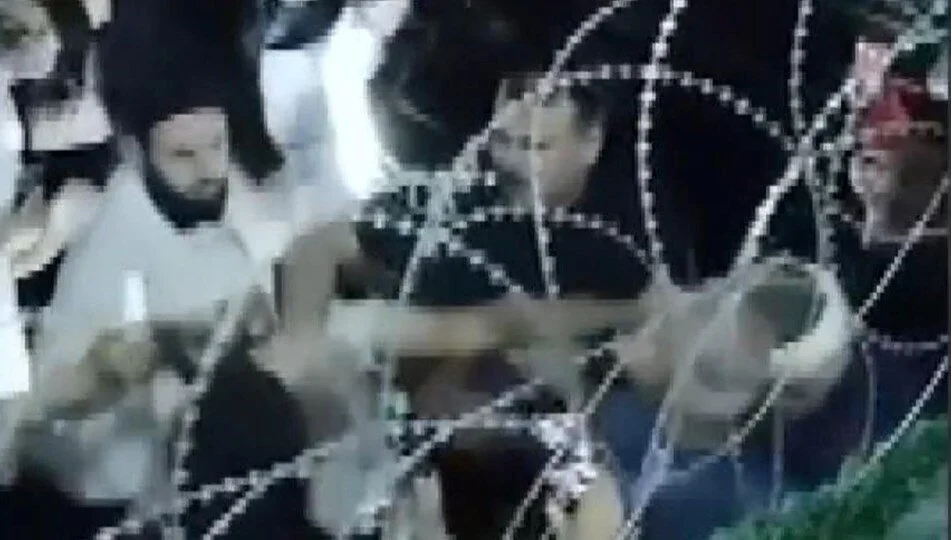 Ayrıca saldıran şahsın polis ekipleri tarafından yakalandığı ve soruşturma başlatıldığı