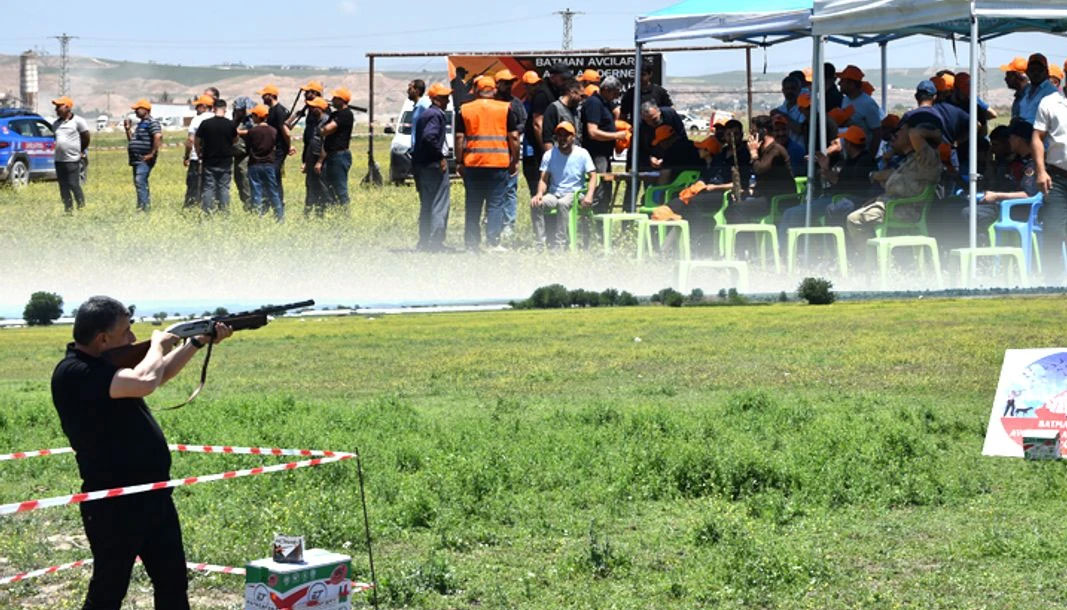 Batman’da düzenlenen atış müsabakası, bölgedeki avcıları bir araya getirdi. Renkli